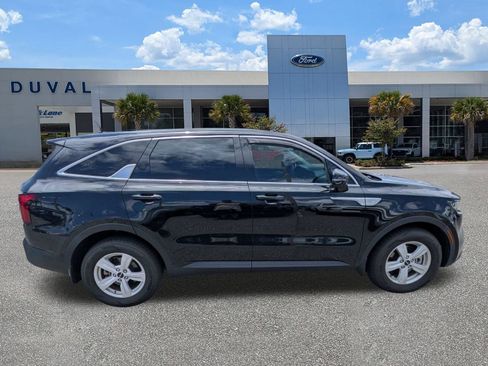 Used 2023 Kia Sorento LX FWD image 2