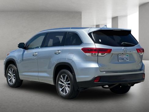 Used 2018 Toyota Highlander XLE AWD/4WD image 6