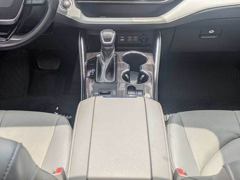 Used 2022 Toyota Highlander Limited FWD image 19