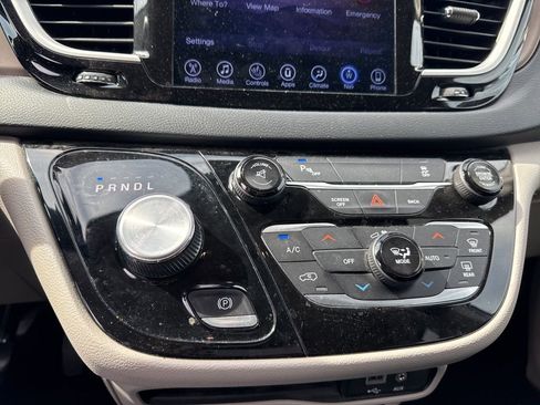 Used 2017 Chrysler Pacifica Premium image 20