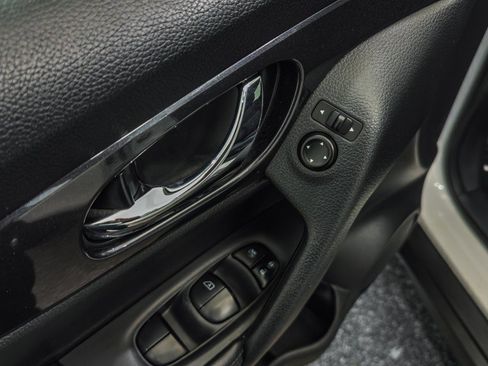 Used 2017 Nissan Rogue SV image 22