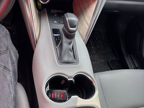 Used 2023 Toyota Venza XLE image 4