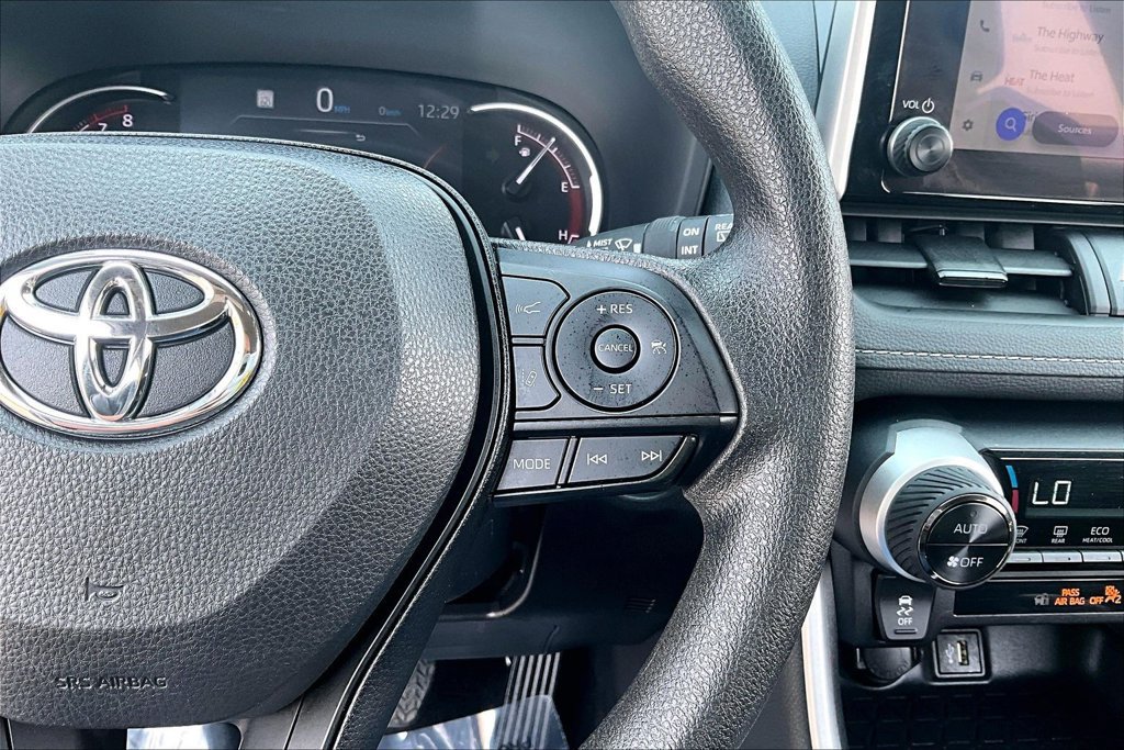 Used 2025 Toyota RAV4 XLE AWD/4WD image 19