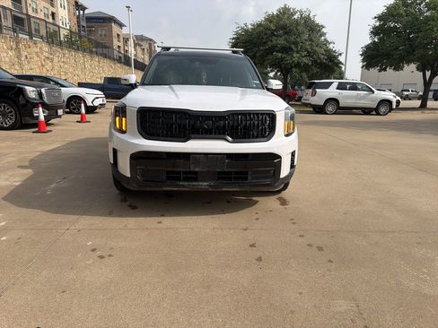 Used 2024 Kia Telluride EX w/ EX Captain's Chair Package FWD image 2