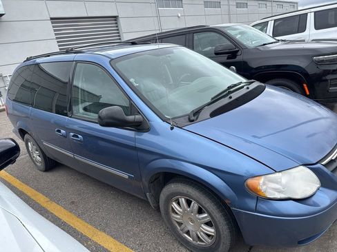 Used 2007 Chrysler Town & Country Touring w/ Leather Interior Group FWD image 2