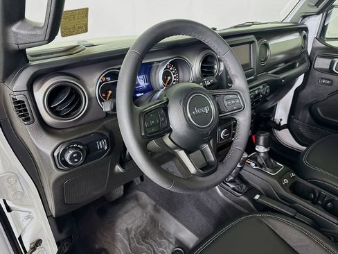 Used 2023 Jeep Gladiator Willys image 9