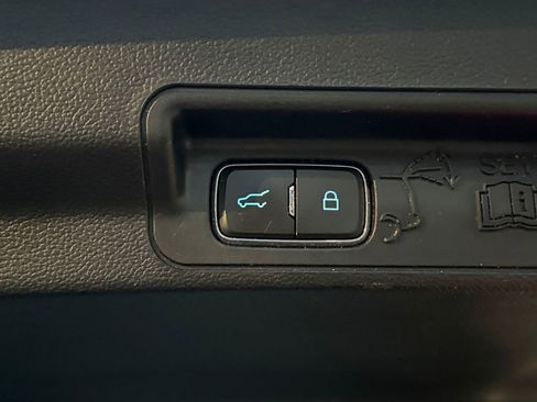 Used 2021 Ford Explorer XLT w/ Equipment Group 202A image 10