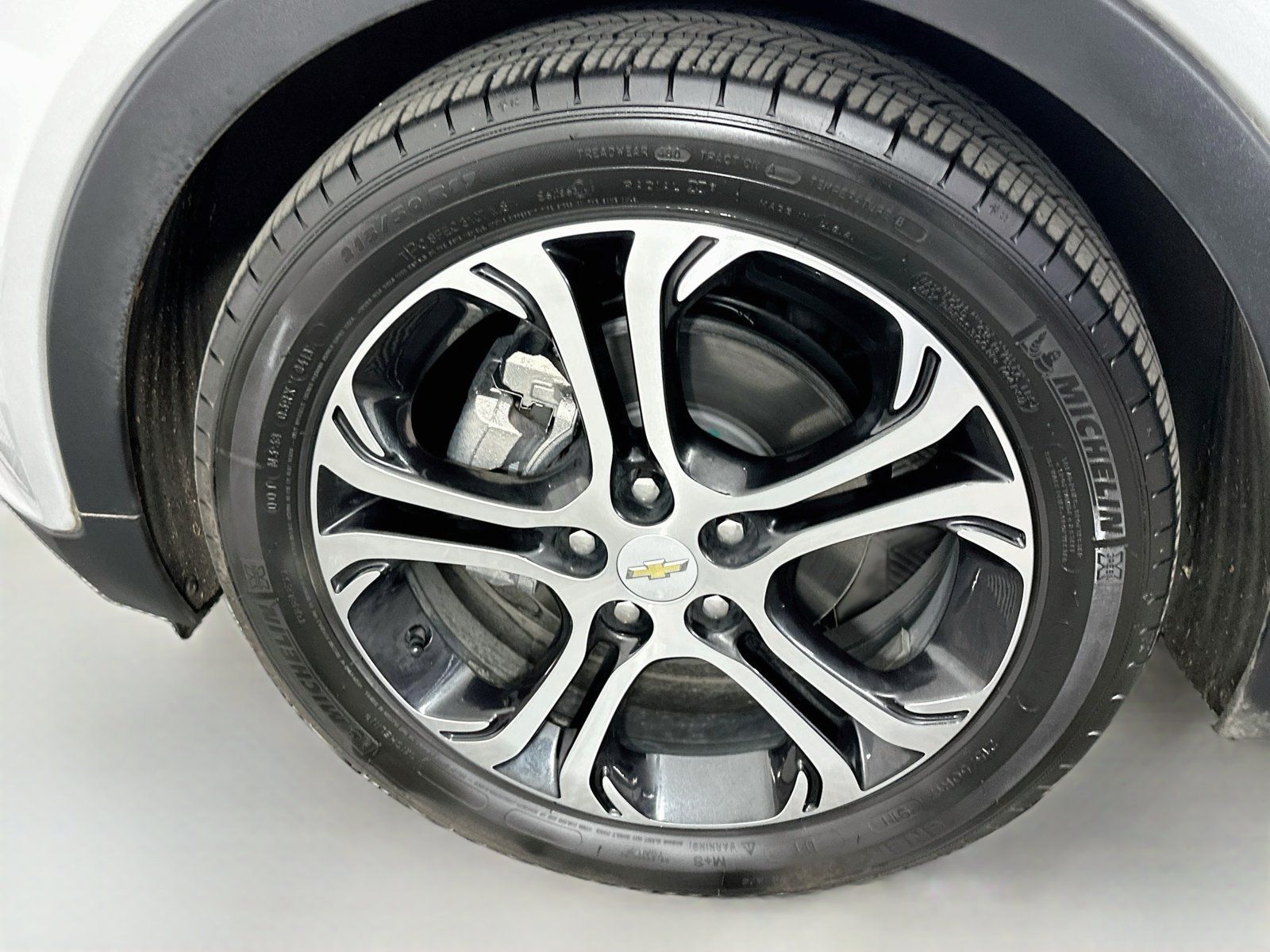Used 2019 Chevrolet Bolt Premier w/ Infotainment Package FWD image 31