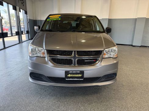Used 2017 Dodge Grand Caravan SE image 2