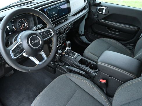 Used 2024 Jeep Wrangler Unlimited Sahara w/ Technology Group AWD/4WD image 14