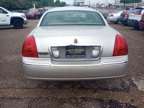 Used 2008 Lincoln Town Car Signature L image 6