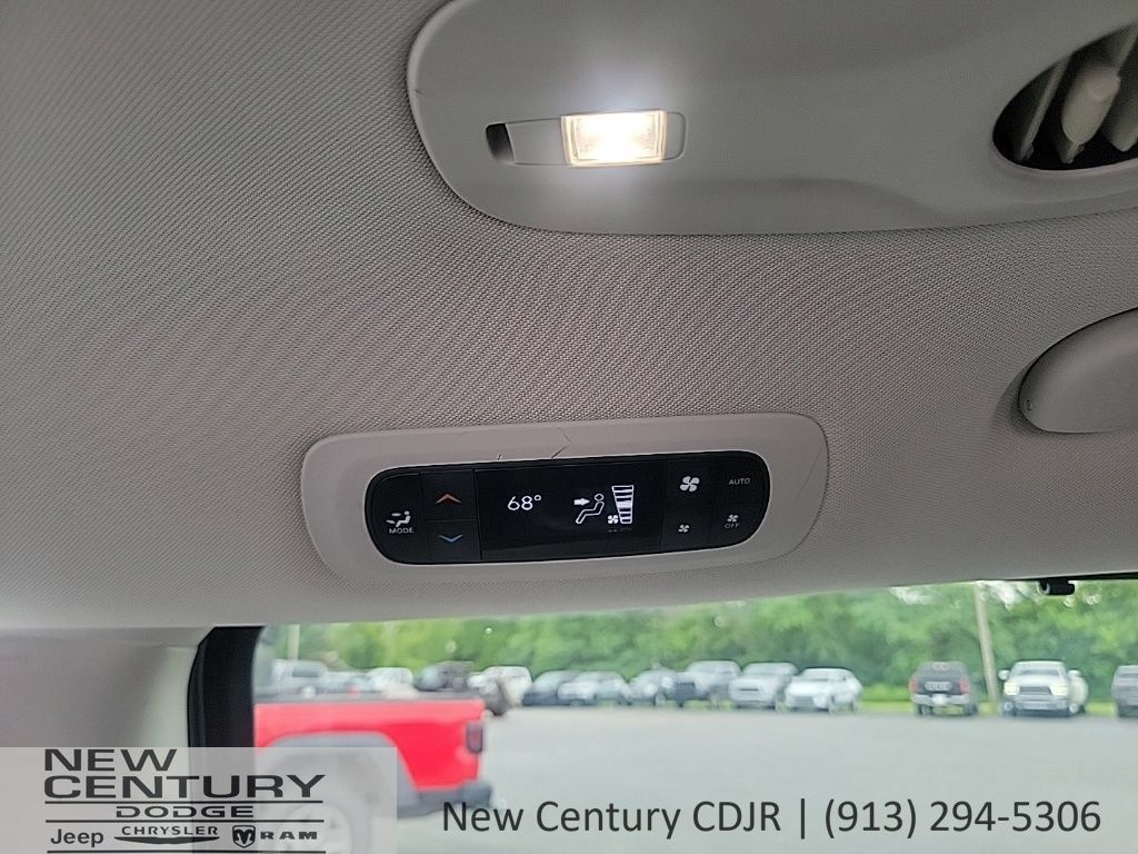 Used 2023 Chrysler Pacifica Touring-L FWD image 21