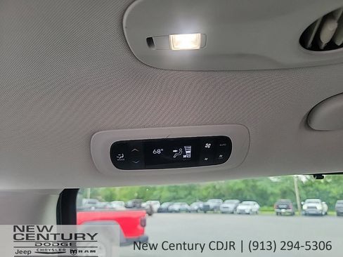 Used 2023 Chrysler Pacifica Touring-L FWD image 21