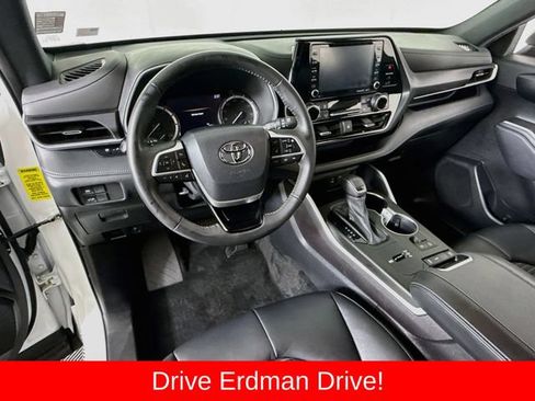 Used 2022 Toyota Highlander XSE FWD image 7