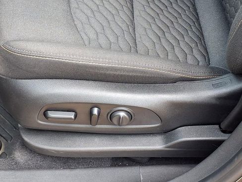 Used 2020 Chevrolet Equinox LT w/ Driver Convenience Package FWD image 4