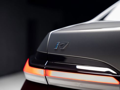 Used 2023 BMW i7 xDrive60 w/ Executive Package 2 image 32