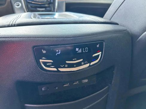 Used 2018 Cadillac Escalade Luxury image 38
