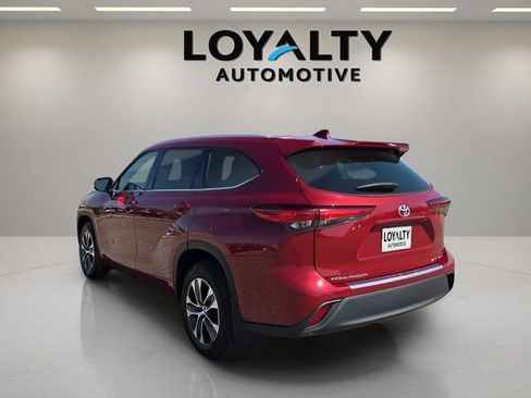 Used 2022 Toyota Highlander XLE image 3