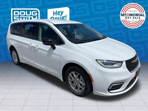 Used 2024 Chrysler Pacifica Touring-L FWD image 7
