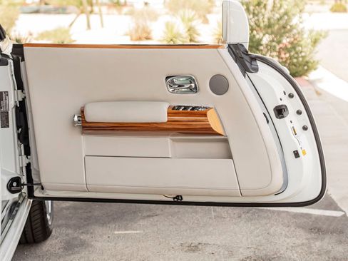 Used 2015 Rolls-Royce Phantom Drophead Coupe image 10