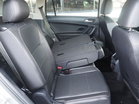 Used 2020 Volkswagen Tiguan SE image 23