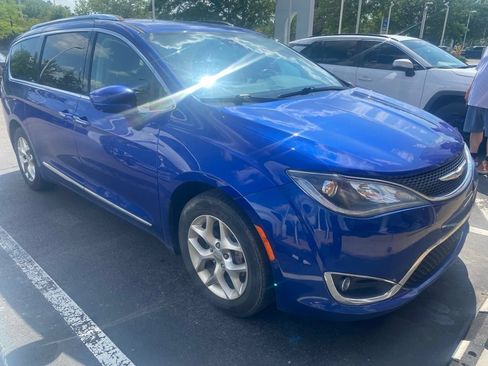 Used 2020 Chrysler Pacifica Touring-L w/ Tire & Wheel Group FWD image 3
