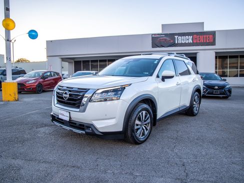 Used 2023 Nissan Pathfinder SL w/ Lighting Package (N92) image 12