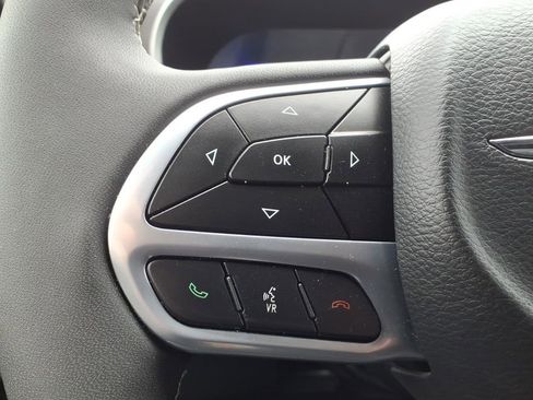 Used 2025 Chrysler Pacifica Select image 27