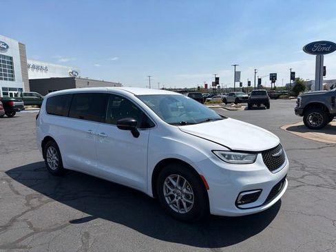 Used 2025 Chrysler Pacifica Select FWD image 2