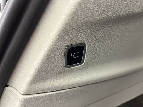 Used 2024 Chrysler Pacifica Touring-L image 31