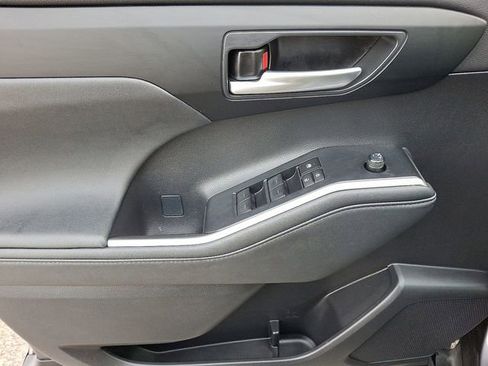 Used 2024 Toyota Highlander XLE image 13