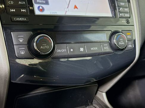 Used 2013 Nissan Altima 2.5 SL w/ Technology Pkg FWD image 8