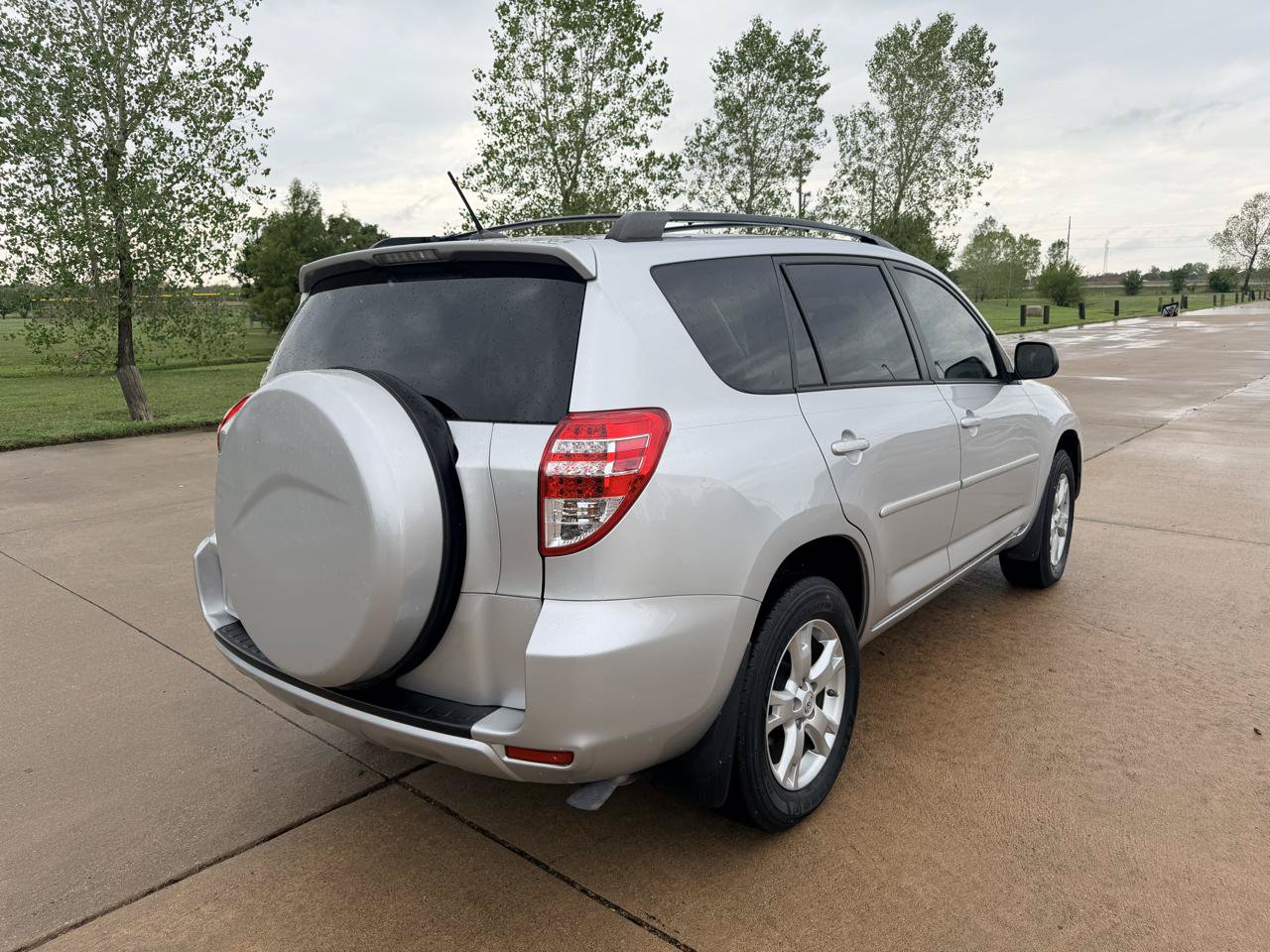 Used 2012 Toyota RAV4 FWD w/ Upgrade Value Pkg image 9
