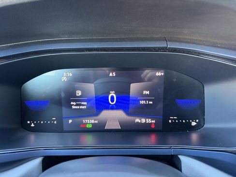 Used 2024 Volkswagen Taos SE w/ Panoramic Sunroof Package image 17