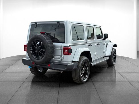 Used 2024 Jeep Wrangler Unlimited Sahara w/ Technology Group AWD/4WD image 7