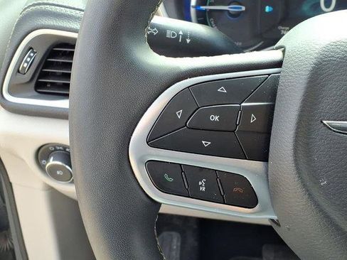 Used 2023 Chrysler Pacifica Touring-L image 11