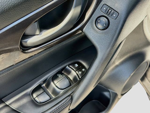 Used 2019 Nissan Rogue S FWD image 17