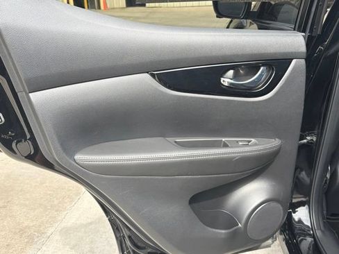 Used 2022 Nissan Rogue Sport SL w/ Premium Package FWD image 11