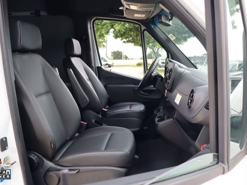 Used 2025 Mercedes-Benz Sprinter 2500 image 30