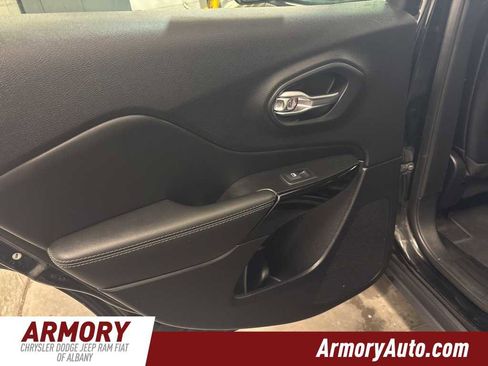 Used 2023 Jeep Cherokee Altitude Lux image 24