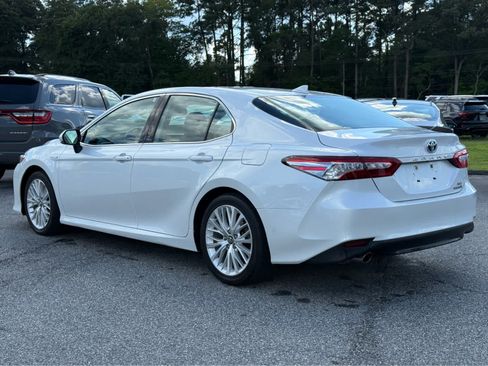 Used 2020 Toyota Camry XLE w/ Sunroof Package FWD image 7