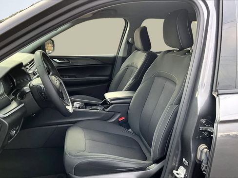 Used 2023 Jeep Grand Cherokee Laredo image 11