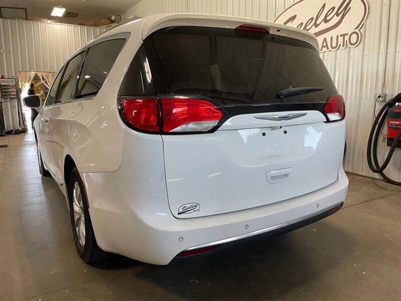 Used 2019 Chrysler Pacifica Touring-L FWD image 4