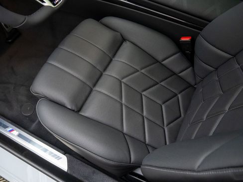 New 2026 BMW i7 xDrive60 w/ Executive Package image 15