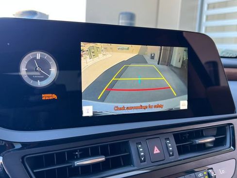 Used 2025 Lexus ES 300h w/ Premium Package FWD image 31