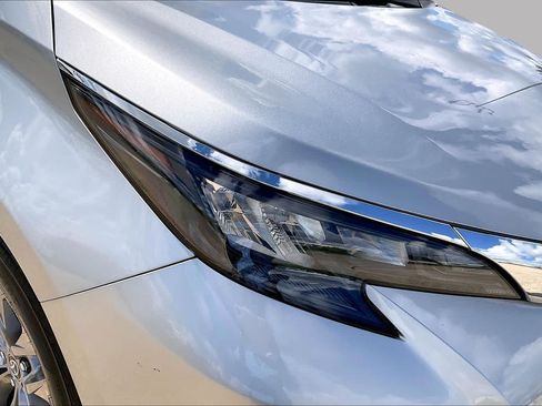 Used 2025 Toyota Sienna XLE FWD image 27