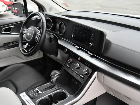 Used 2024 Kia Carnival LX image 46