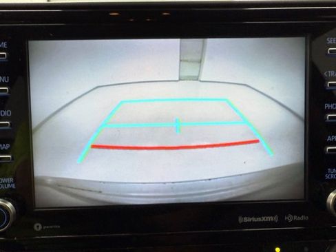 Used 2021 Toyota Highlander LE image 15