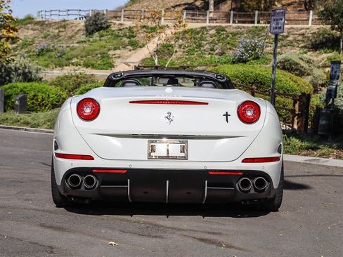 Used 2015 Ferrari California T RWD image 4