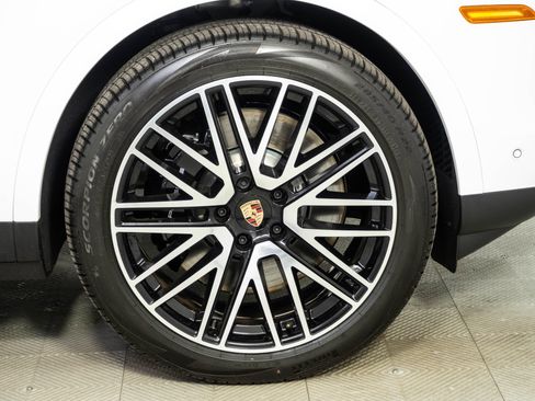 Certified 2026 Porsche Cayenne E-Hybrid Coupe AWD/4WD image 39